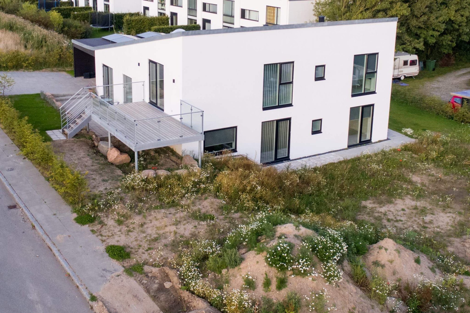 Nybyg med hævet terrasse